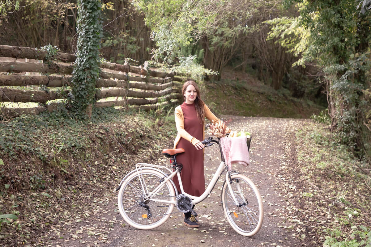 Mujer con bicicleta en el campo