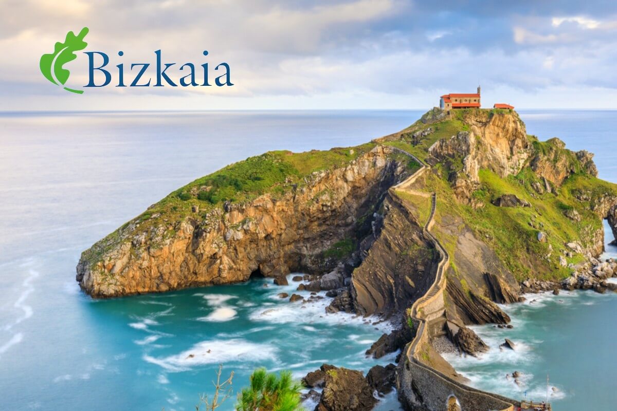 Imagen de Gaztelugatxe con logo Bizkaia Turismo