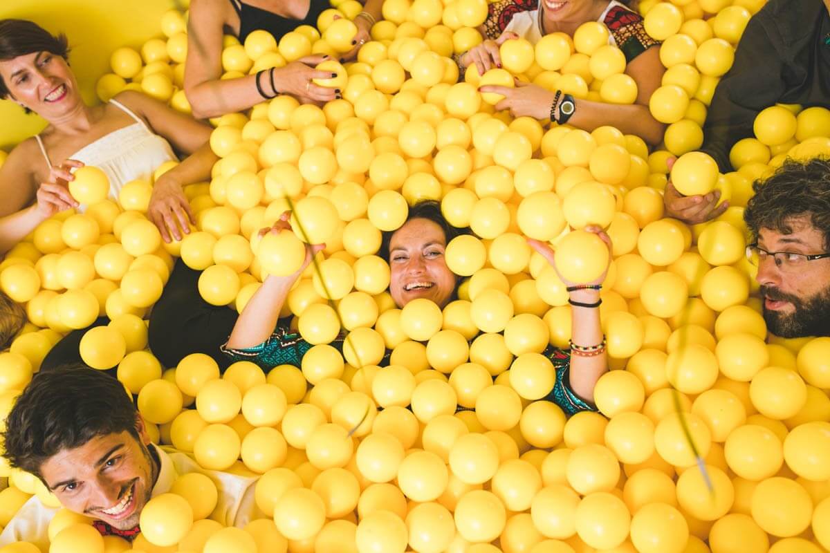 Personas en piscina de bolas amarilla