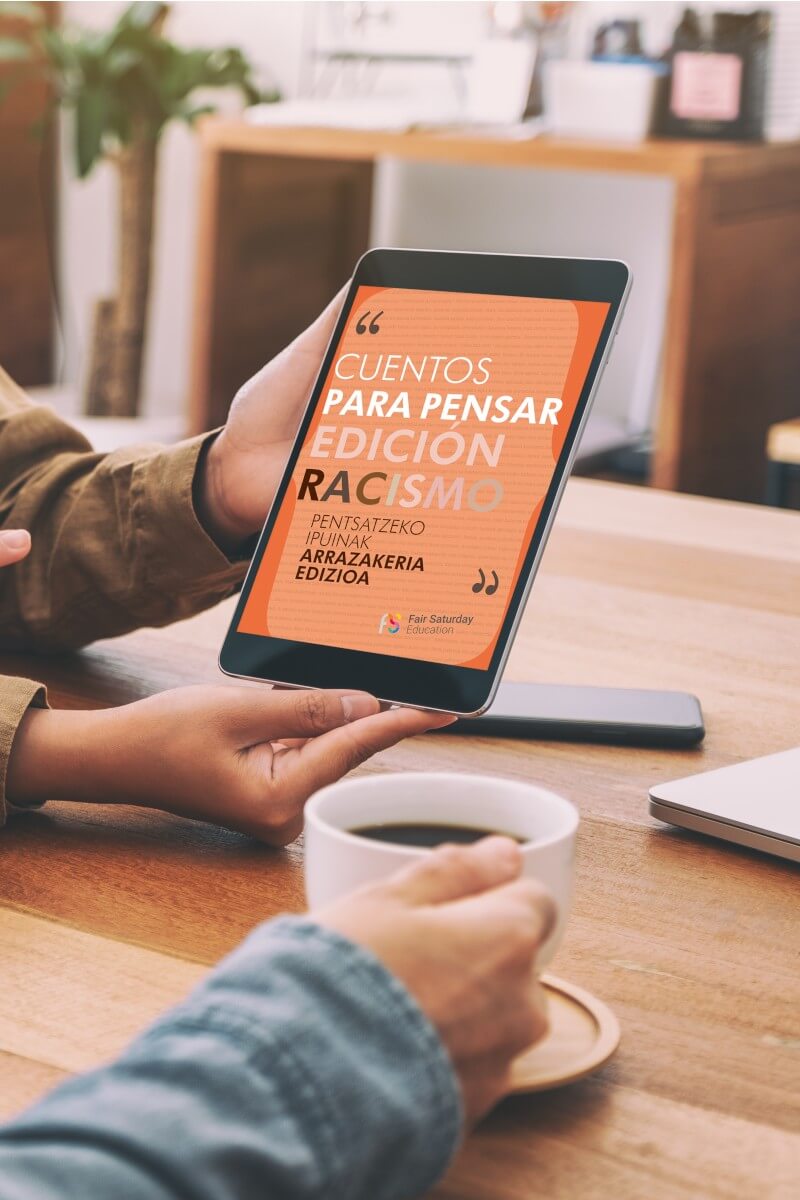 Tablet con frase "Cuentos para pensar edición racismo"