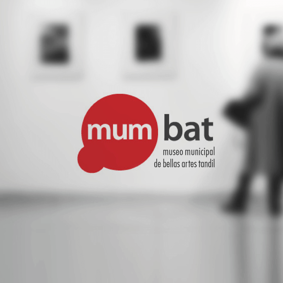 Logotipo Mumbat sobre foto borrosa en blanco y negro