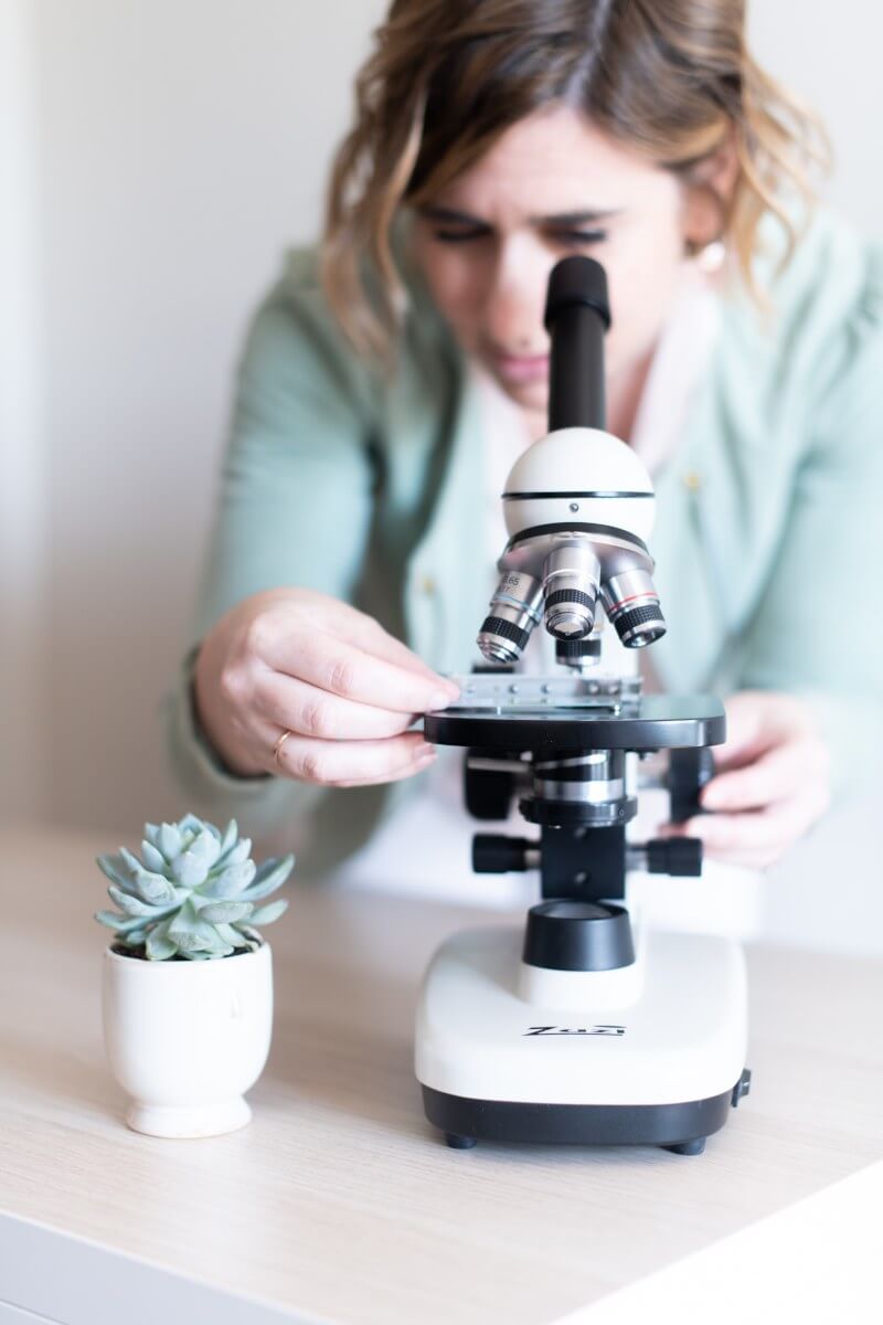Nagore Uriarte con microscopio